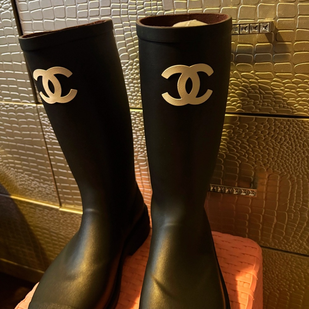 CHANEL Black Boots with White Emblem no box only dust bag & no receipt.